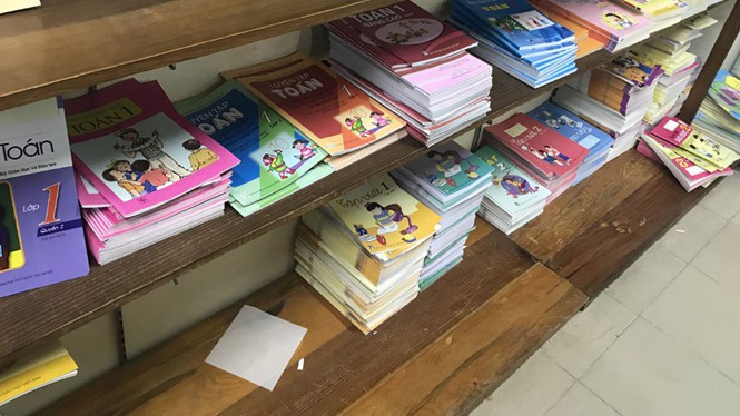 Thứ trưởng Nguyễn Hữu Độ cho biết, sách giáo khoa mà học sinh viết vào trong sách là thực hiện nghị quyết 40 của Quốc hội ban hành năm 2000.