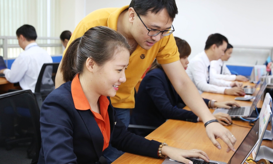 Cán bộ nhâm viên Sacombank và đối tác trao đổi, thực tập chuẩn bị cho triển khai LOS.