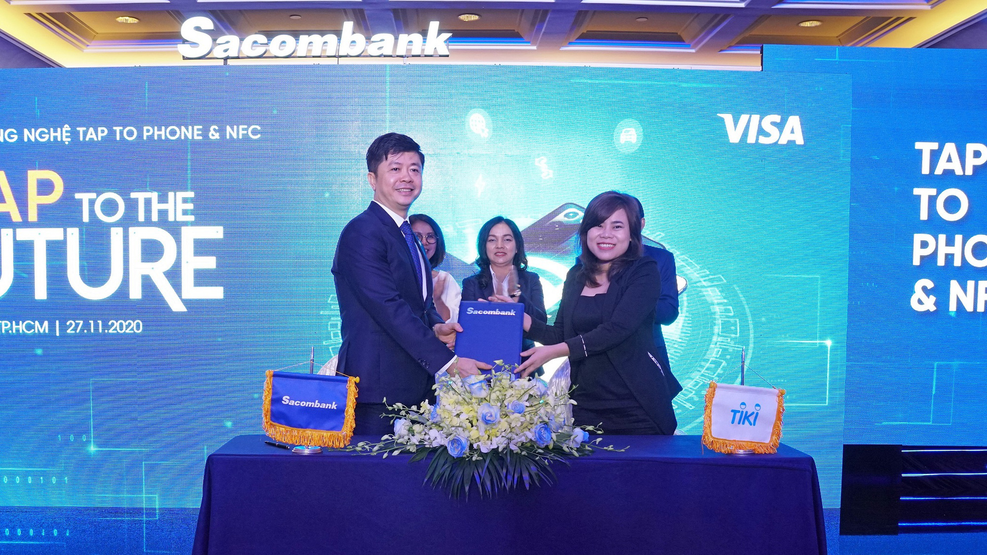 Sacombank và Tiki ký kết hợp tác triển khai tính năng Chấp nhận thanh toán không tiếp xúc bằng điện thoại di động.