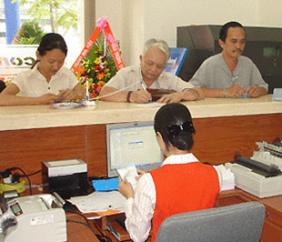 Trong cơ cấu thu nhập lũy kế của Sacombank đến hết ngày 31/5/2009, nguồn thu từ lãi chiếm 69,6% và dịch vụ là 18,4%, còn lại là thu nhập ngoài lãi.