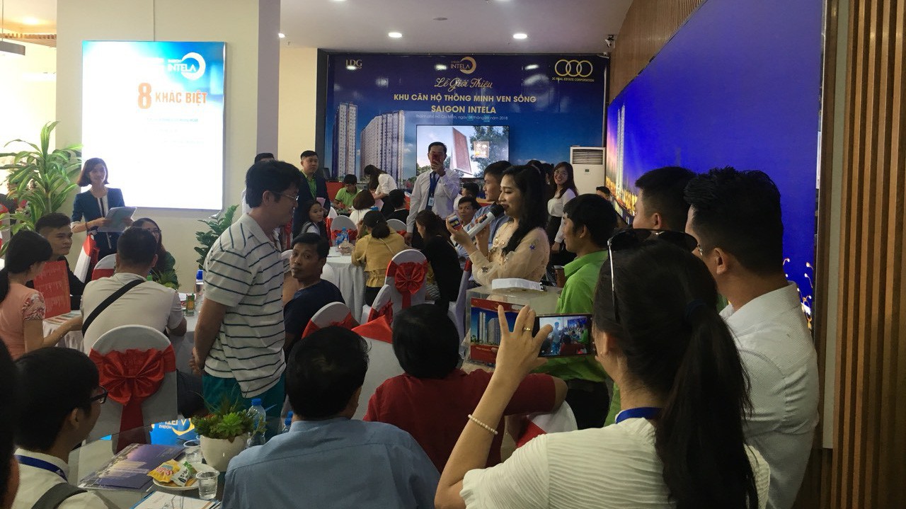 Đông đảo khách hàng tham quan nhà mẫu và tham dự buổi mở bán dự án Saigon Intela.