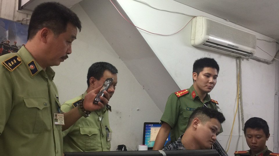 Quản lý thị trường Hà Nội đã bắt quả tang ông Sỹ và công ty của ông bán hàng không có nguồn gốc xuất xứ