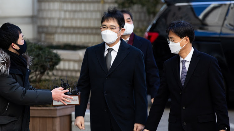 Ông Jay Y. Lee, Phó chủ tịch Samsung Electronics, đến Tòa án Quận Trung tâm Seoul ngày 30/12 - Ảnh: Bloomberg