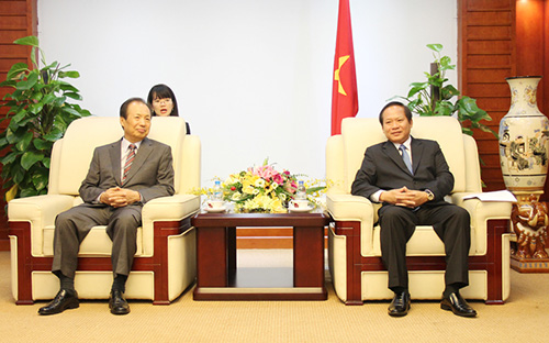<font face="Arial, Verdana"><span style="font-size: 13.3333px;">Ông Shin Jong Kyun, Tổng giám đốc Điều hành Samsung (trái) trong buổi tiếp và làm việc với Bộ trưởng Bộ Thông tin và Truyền thông Trương Minh Tuấn, sáng 6/5/2016.</span></font>
