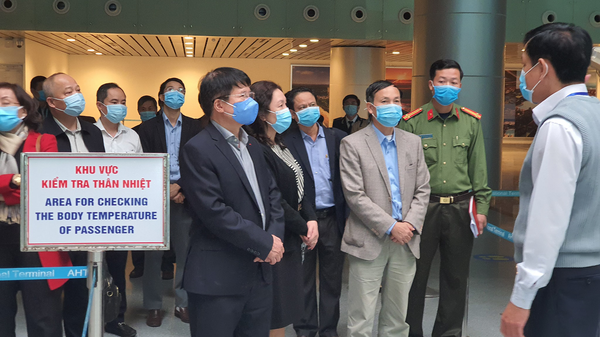 Đoàn công tác Ban Chỉ đạo quốc gia phòng chống dịch Covid-19 kiểm tra công tác phòng chống dịch tại sân bay Đà Nẵng. Ảnh - Tuấn Dũng. 