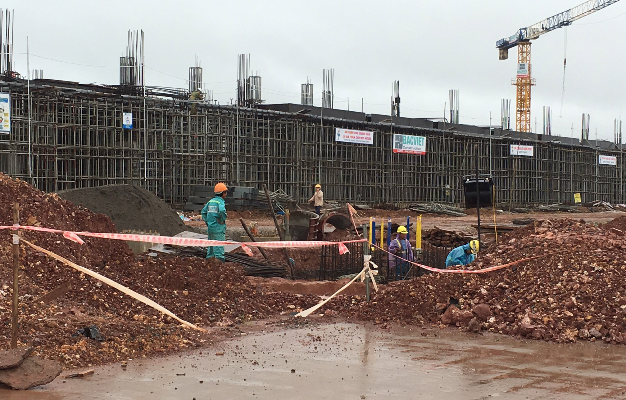 Lĩnh vực dịch vụ tại đăc khu sẽ tập trung vào kinh doanh cảng hàng không và vận tải hàng không. Trong ảnh là một góc sân bay Vân Đồn đang được xây dựng.