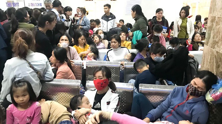 Hàng ngàn phụ huynh đồng loạt đưa con đi xét nghiệm trong những ngày qua tại Bắc Ninh.