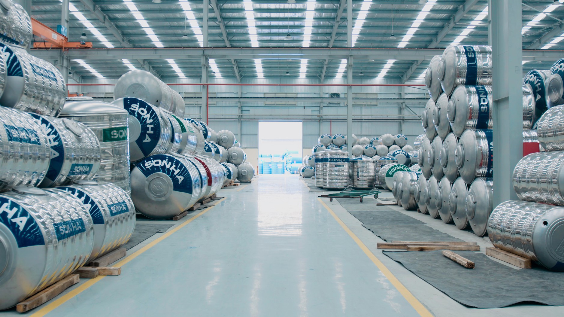 Sơn Hà đang tạo công ăn việc làm cho 2.500 lao động, 20.000 nhà phân phối trên toàn quốc, xuất khẩu tới 32 quốc gia và vùng lãnh thổ.