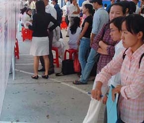 Đối với người tìm việc, ông Chính đưa ra lời khuyên, khi đến với sàn cần chuẩn bị đầy đủ hồ sơ, biết lượng sức mình, đừng đưa ra đòi hỏi quá cao.