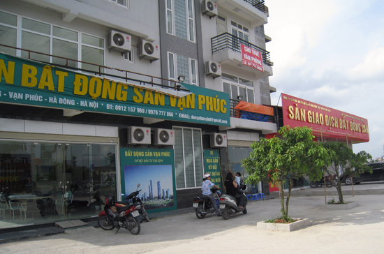 Các sàn giao dịch bất động sản trên đường Lê Văn Lương vốn tấp nập kẻ mua người bán giờ đều lâm cảnh đìu hiu - Ảnh: Từ Nguyên.