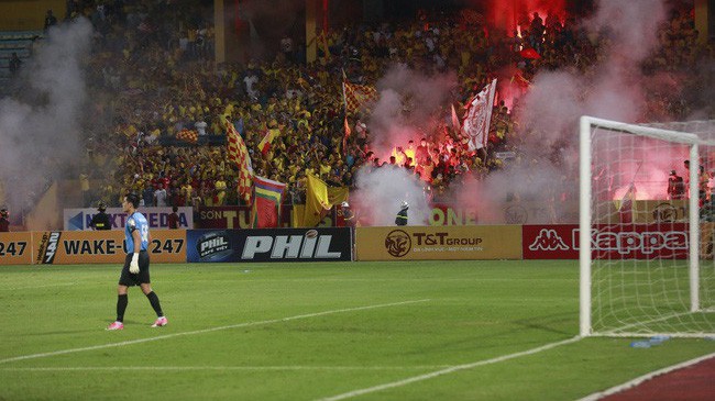 Sự cố trên Sân vận động Hàng Đẫy ngày 11/9 khiến một cổ động biên bị thương nặng. Ảnh - Internet. 