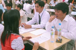 Các sàn giao dịch việc làm không ngừng tăng số doanh nghiệp tham gia tuyển dụng.