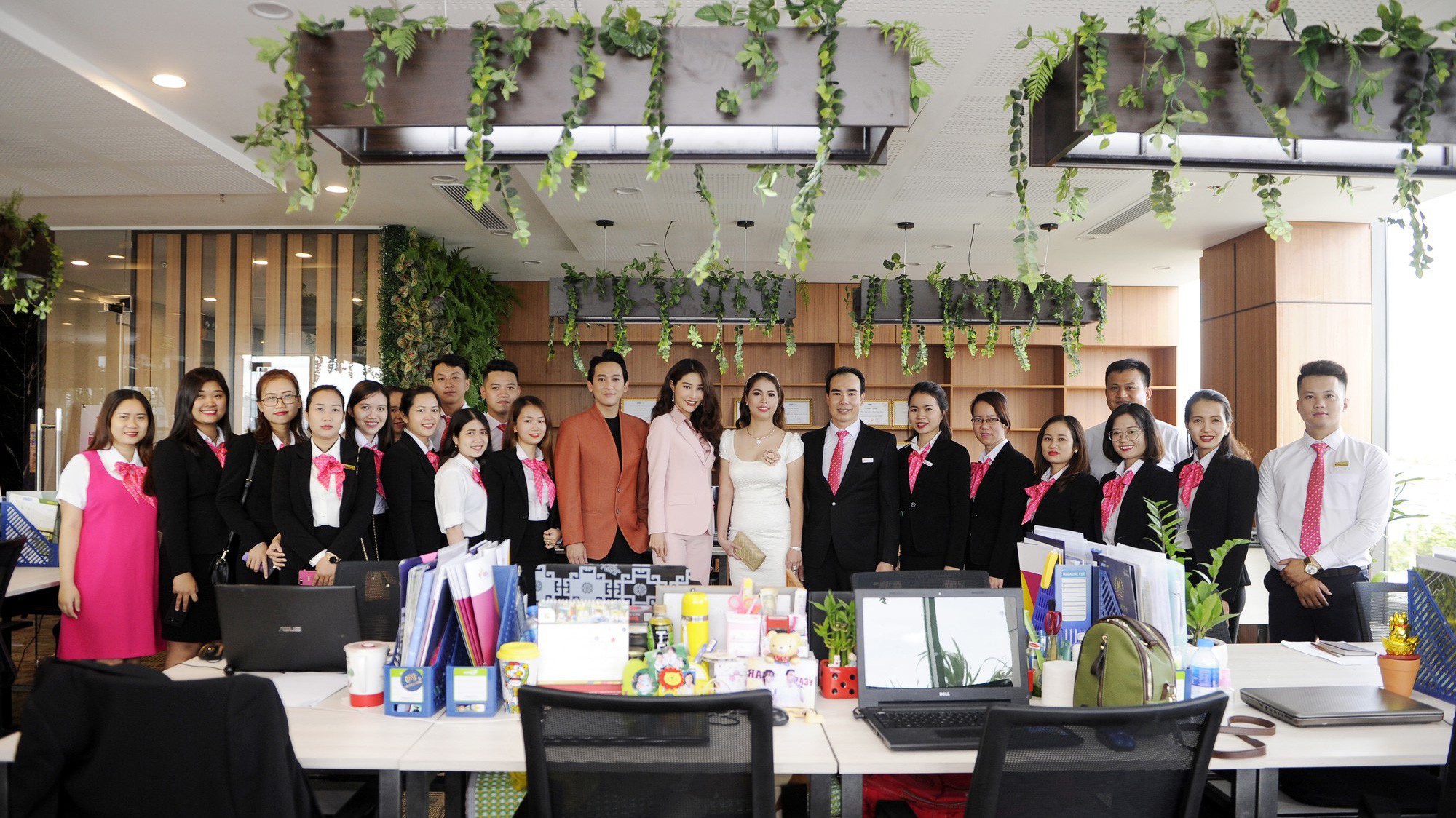 Hai đại sứ thương hiệu PGT Group: Hứa Vĩ Văn và Diễm My 9X thăm quan văn phòng làm việc mở, sáng tạo và đầy màu xanh tại PGT Tower. 