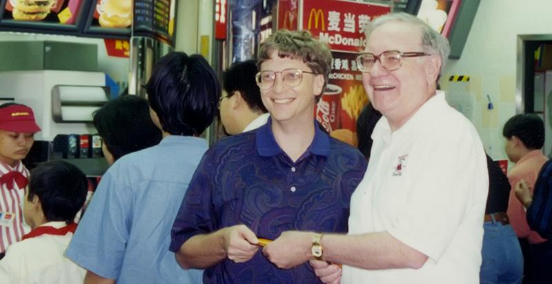 Khoảnh khắc đi vào lịch sử khi Buffett dùng phiếu giảm giá mua đồ ăn cho Bill Gates tại một cửa hàng McDonald's ở Hồng Kông - Ảnh: Bill Gates