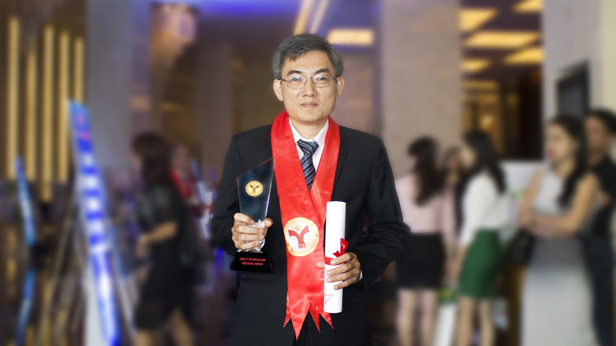 Ông Nguyễn Tiến Dũng - Tổng giám đốc Công ty Savista đại diện nhận danh hiệu Thương hiệu Mạnh Việt Nam 2017.