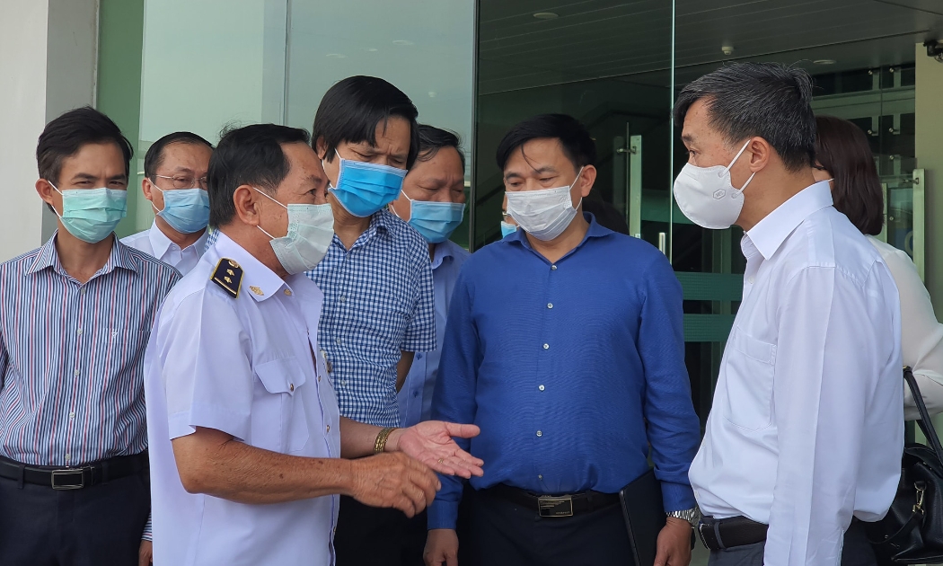 Đoàn công tác Ban Chỉ đạo quốc gia phòng chống dịch Covid-19 kiểm tra công tác phòng chống dịch tại Sân bay Cần Thơ. Ảnh - Tuấn Dũng.