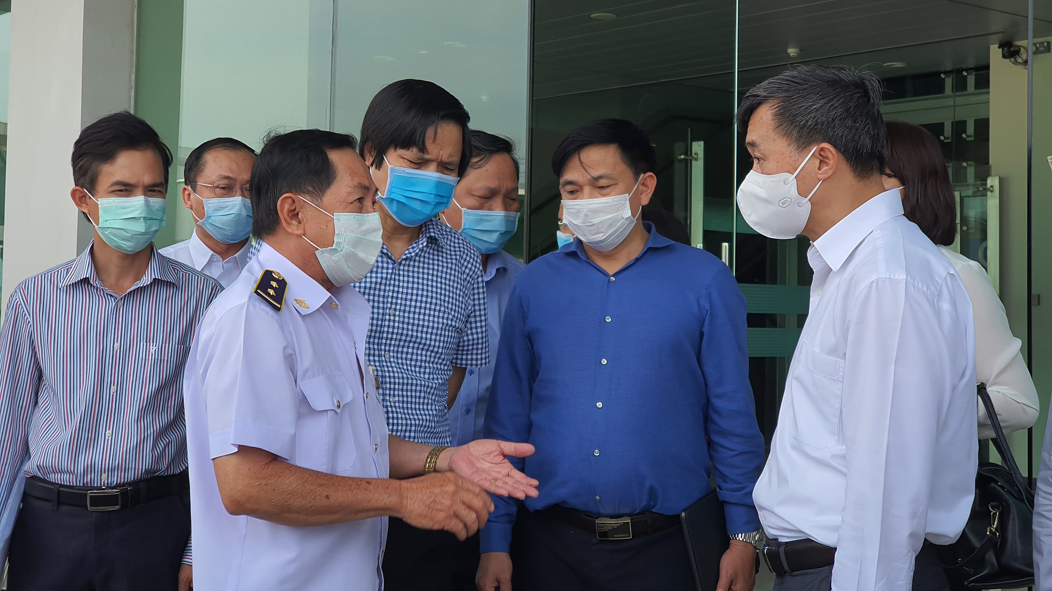 Đoàn công tác Ban Chỉ đạo quốc gia phòng chống dịch Covid-19 kiểm tra công tác phòng chống dịch tại Sân bay Cần Thơ. Ảnh - Tuấn Dũng. 