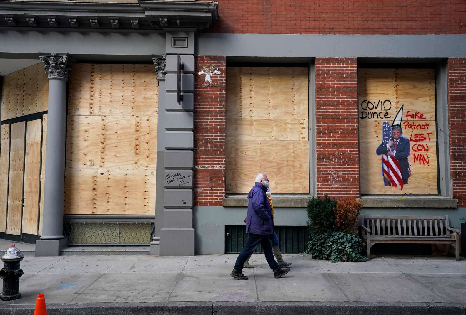 Một cửa hàng ở thành phố New York đã hoàn thành lắp ván gỗ trước thềm bầu cử tổng thống - Ảnh: Getty Images.