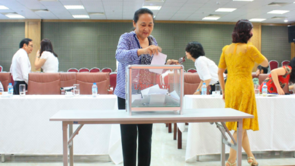 Cổ đông bỏ phiếu biểu quyết các vấn đề xin ý kiến tại đại hội đồng cổ đông EFI.