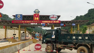 Người dân hai xã Yên Quang và Phúc Tiến (huyện Kỳ Sơn, Hoà Bình) dùng ôtô chắn ngang 4 làn thu phí. 