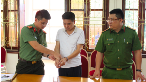 Cơ quan An ninh điều tra ra lệnh bắt bị can để tạm giam đối với Trần Xuân Yến - Nguyên Phó Giám đốc Sở Giáo dục và đào tạo tỉnh Sơn La.
