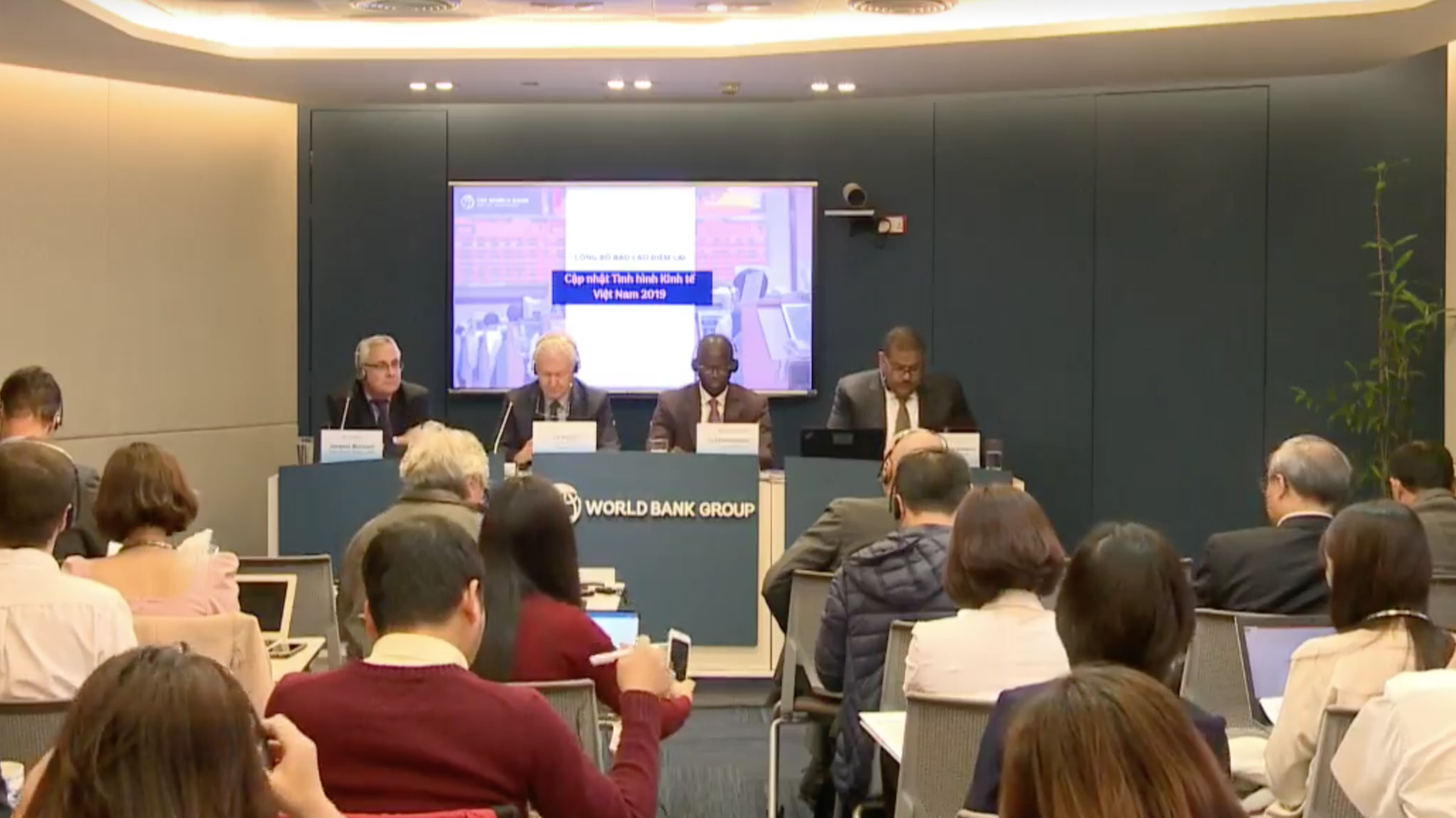 Sự kiện công bố báo cáo Điểm lại của WB chiều ngày 17/12.