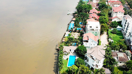 Nhà hàng lấn chiếm bờ sông Sài Gòn.