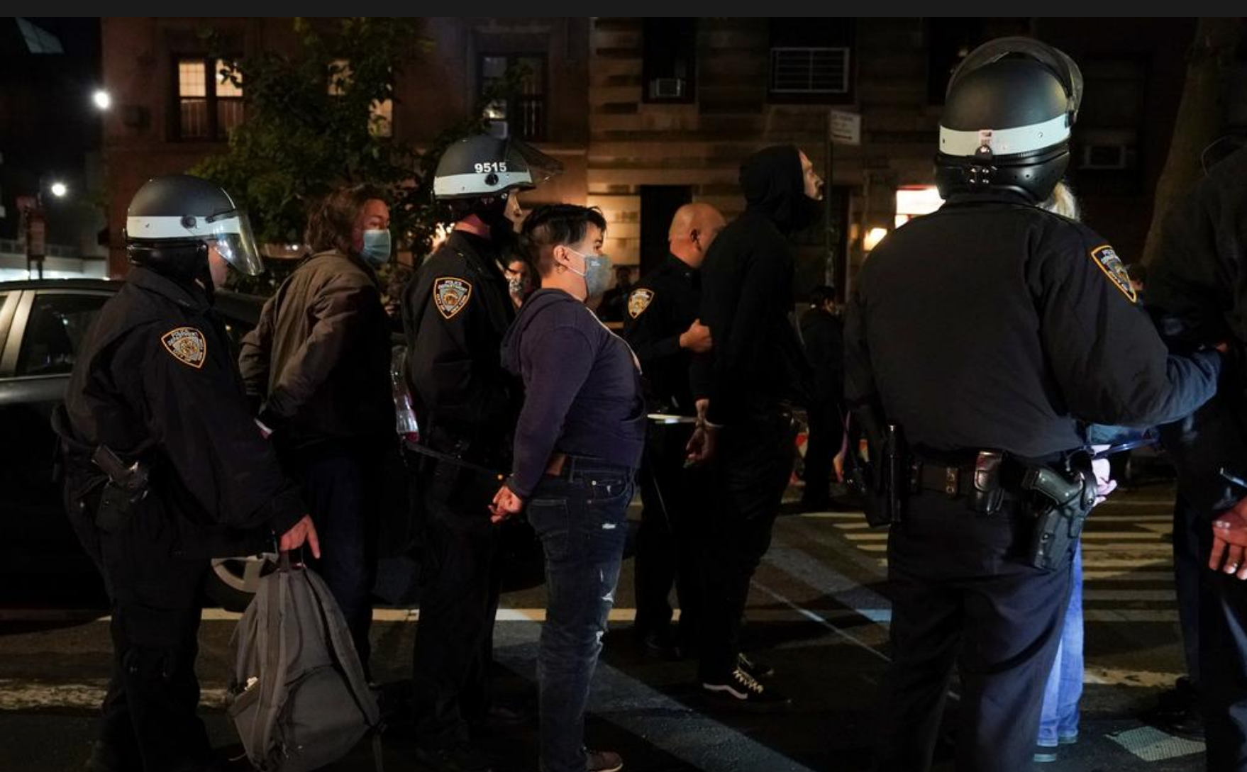 Cảnh sát khống chế một người biểu tình tại Manhattan, New York ngày 4/11 - Ảnh: Reuters.