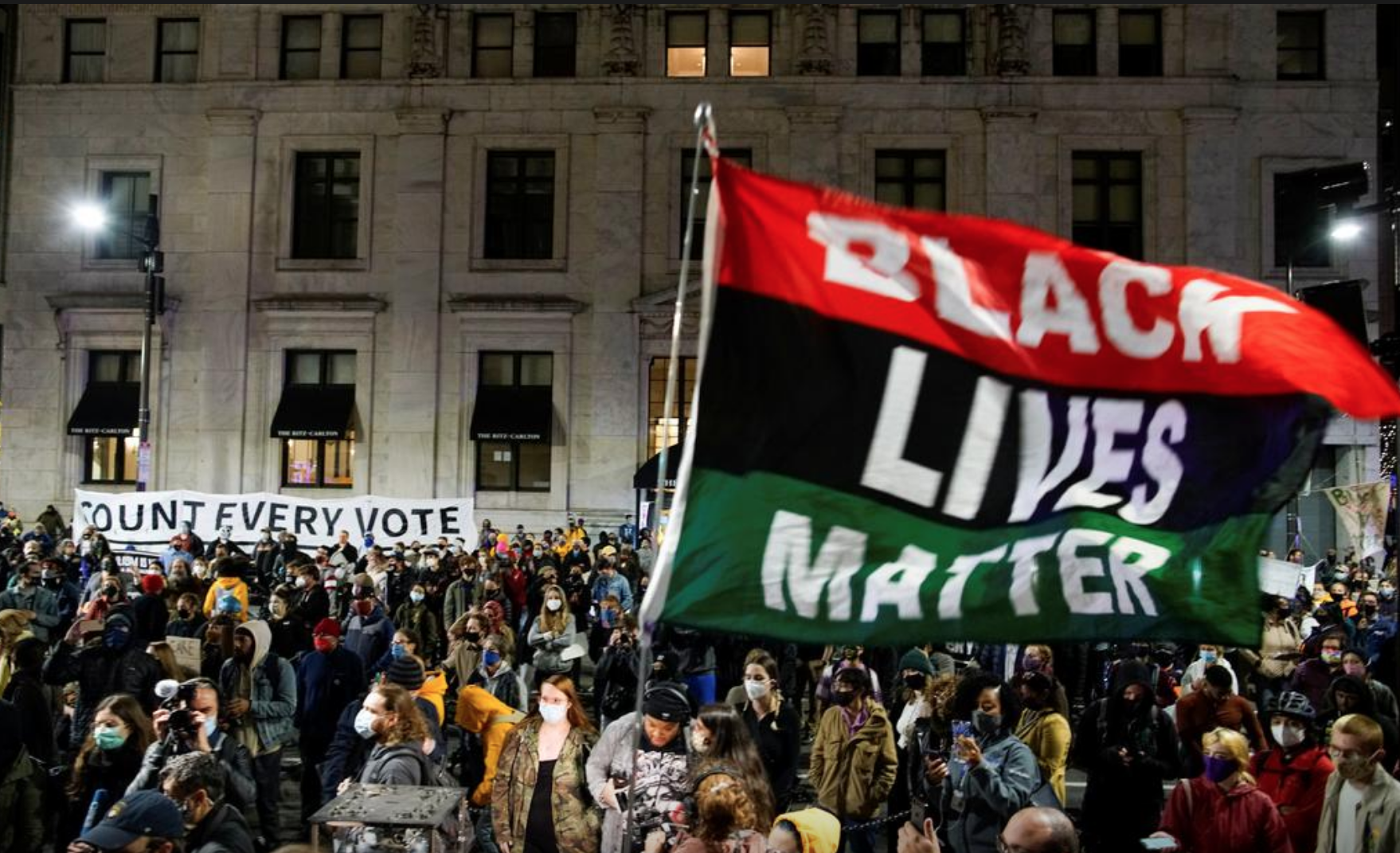 Cử tri Mỹ tập hợp sau một cuộc diễu hành yêu cầu kiểm phiếu công bằng tại Philadelphia, bang Pennsylvania ngày 4/11 - Ảnh: Reuters.