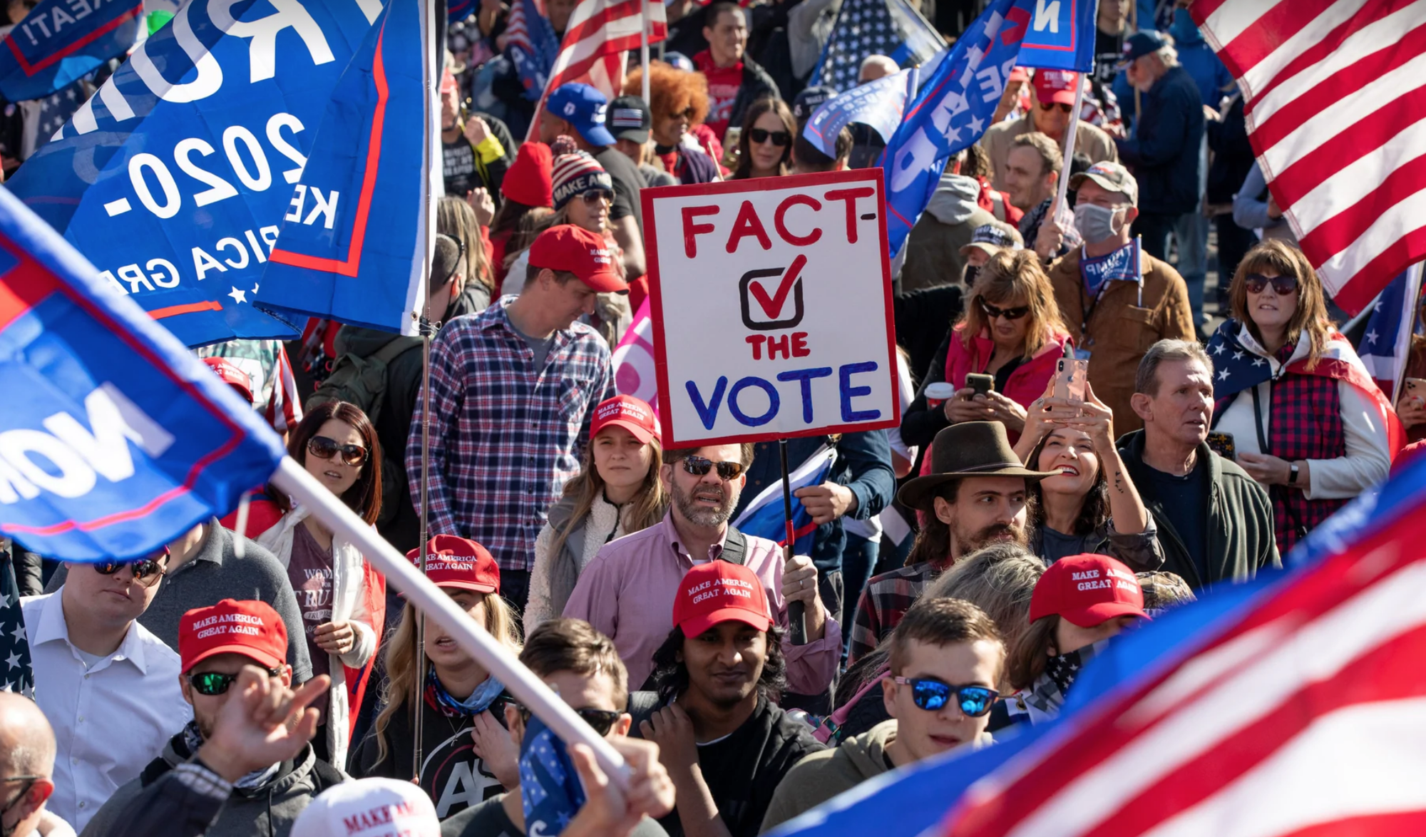 Người ủng hộ ông Trump bên ngoài Tòa án Tối cao. Nhóm này yêu cầu 