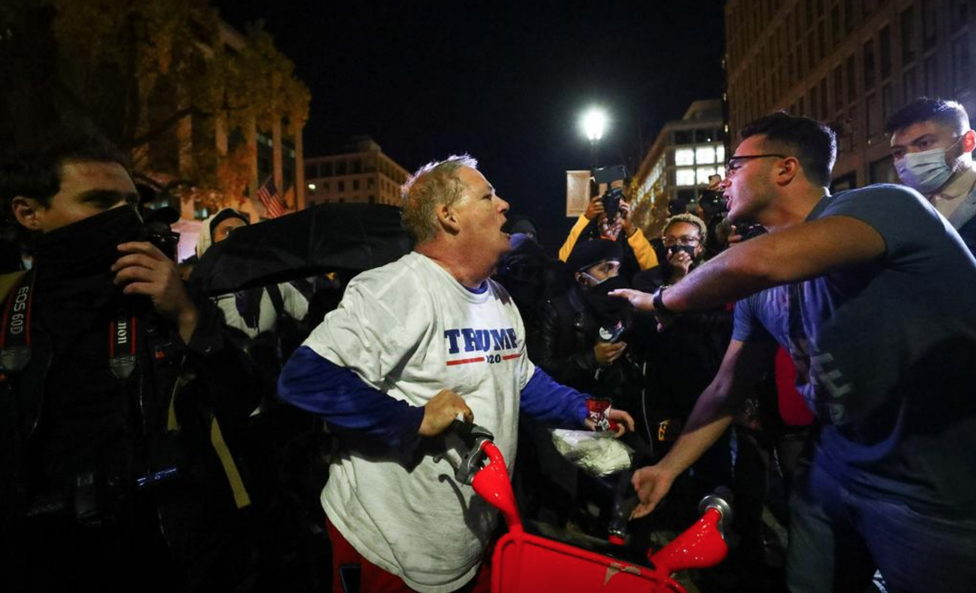 Đụng độ giữa nhóm ủng hộ và nhóm phản đối ông Trump - Ảnh: Reuters