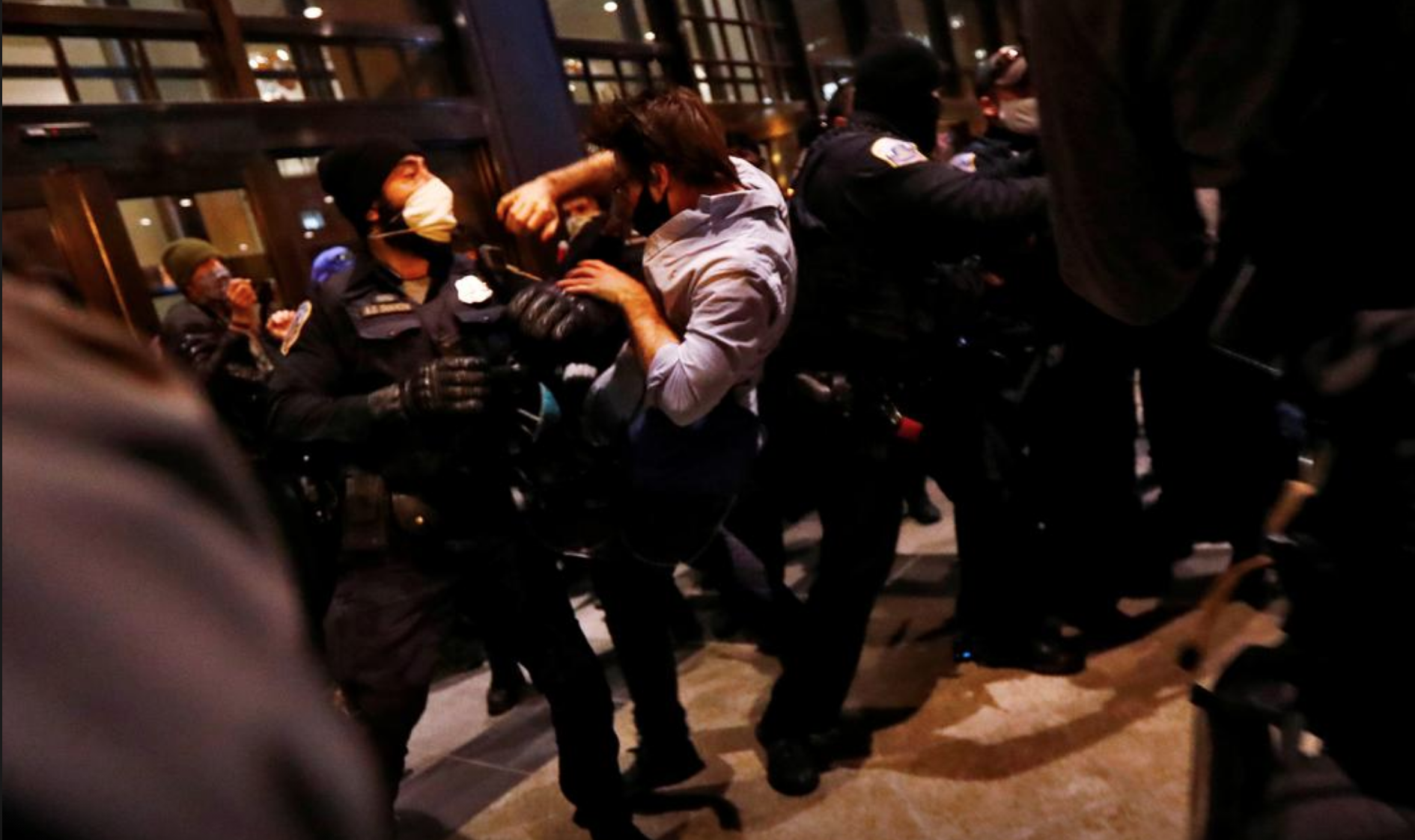 Cảnh sát can thiệp để ngăn bạo lực giữa hai nhóm biểu tình - Ảnh: Reuters