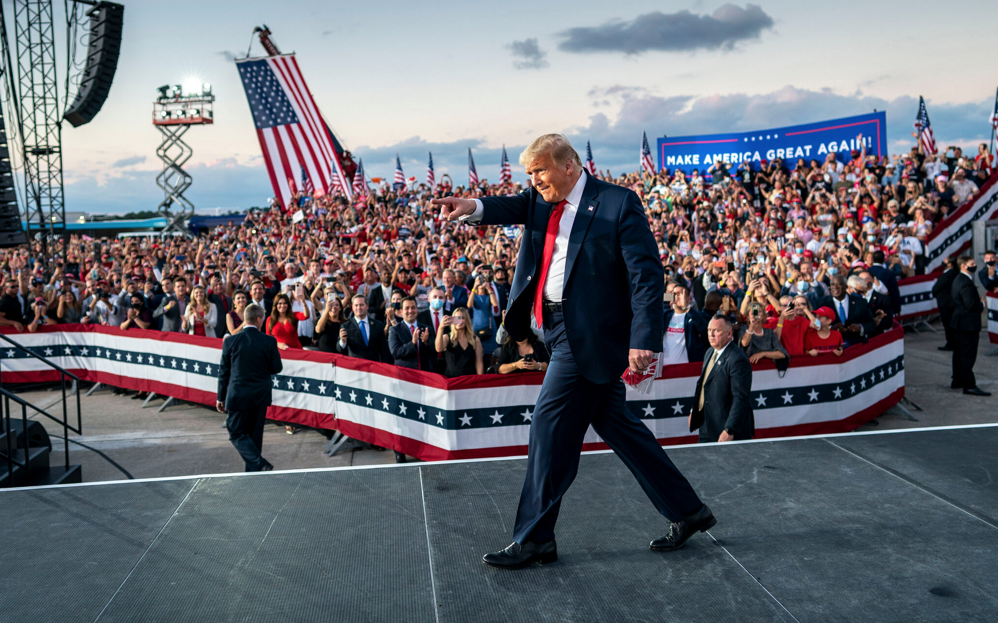 Ông Trump sau đó nhanh chóng trở lại với các cuộc vận động tranh cử. Trong chiến dịch tại Florida, ông Trump tuyên bố mình 
