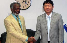 Ông Đinh La Thăng, Chủ tịch Petro Vietnam (bên phải), tiếp kiến Bộ trưởng Bộ Dầu mỏ Sudan.
