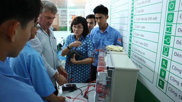 Các học viên được sự hướng dẫn của giảng viên người Pháp, theo chương trình đào tạo đạt chuẩn quốc tế được Schneider Electric hỗ trợ.