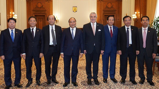 Tổng thống CH Séc Milos Zeman đón Đoàn đại biểu cấp cao Chính phủ Việt Nam do Thủ tướng Nguyễn Xuân Phúc dẫn đầu sang thăm, làm việc tại Cộng hòa Séc hồi tháng 4/2019. Ảnh: MOLISA.