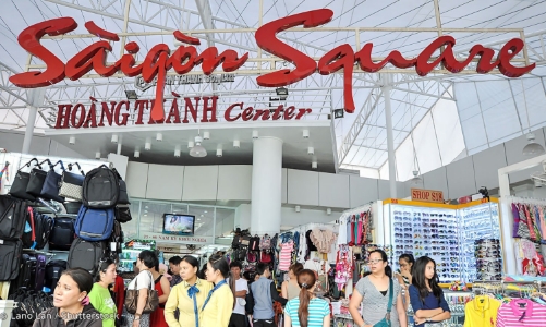 Hàng nghìn sản phẩm giả mạo nhãn mác ở trung tâm mua sắm Saigon Square