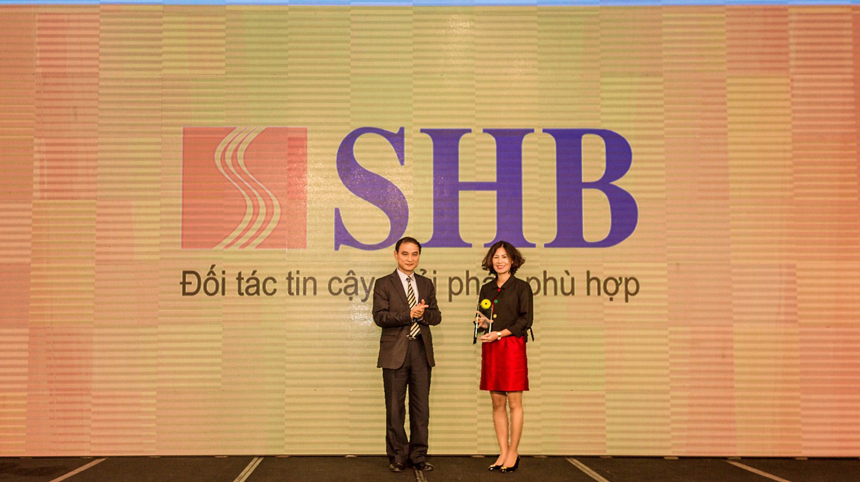Đại diện SHB nhận giải thưởng từ IDG.