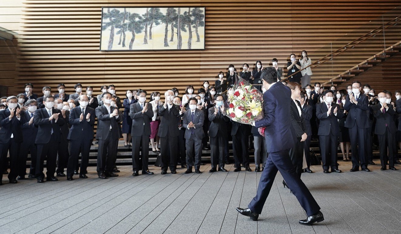 Ông Shinzo Abe vẫy chào khi rời văn phòng thủ tướng tại Tokyo ngày 16/9 sau tuyên bố từ chức vào cuối tháng 8 - Ảnh: AP