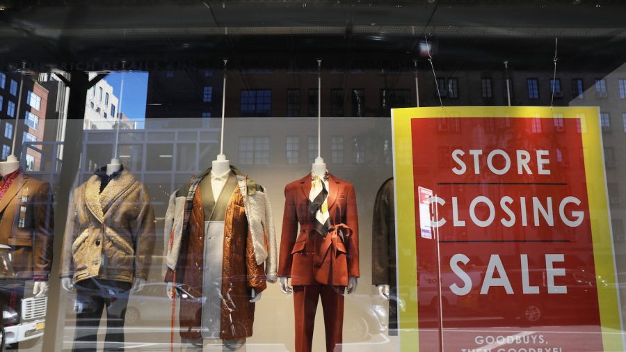 Nhiều hãng bán lẻ Mỹ xin phá sản và đóng hàng loạt cửa hàng - Ảnh: AP.