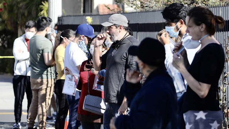 Người dân xếp hàng xét nghiệm Covid-19 ở Los Angeles, Mỹ - Ảnh: Shutterstock