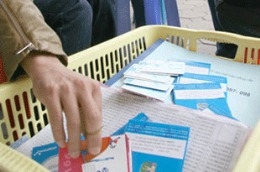 Sim di động được bày bán trên vỉa hè.