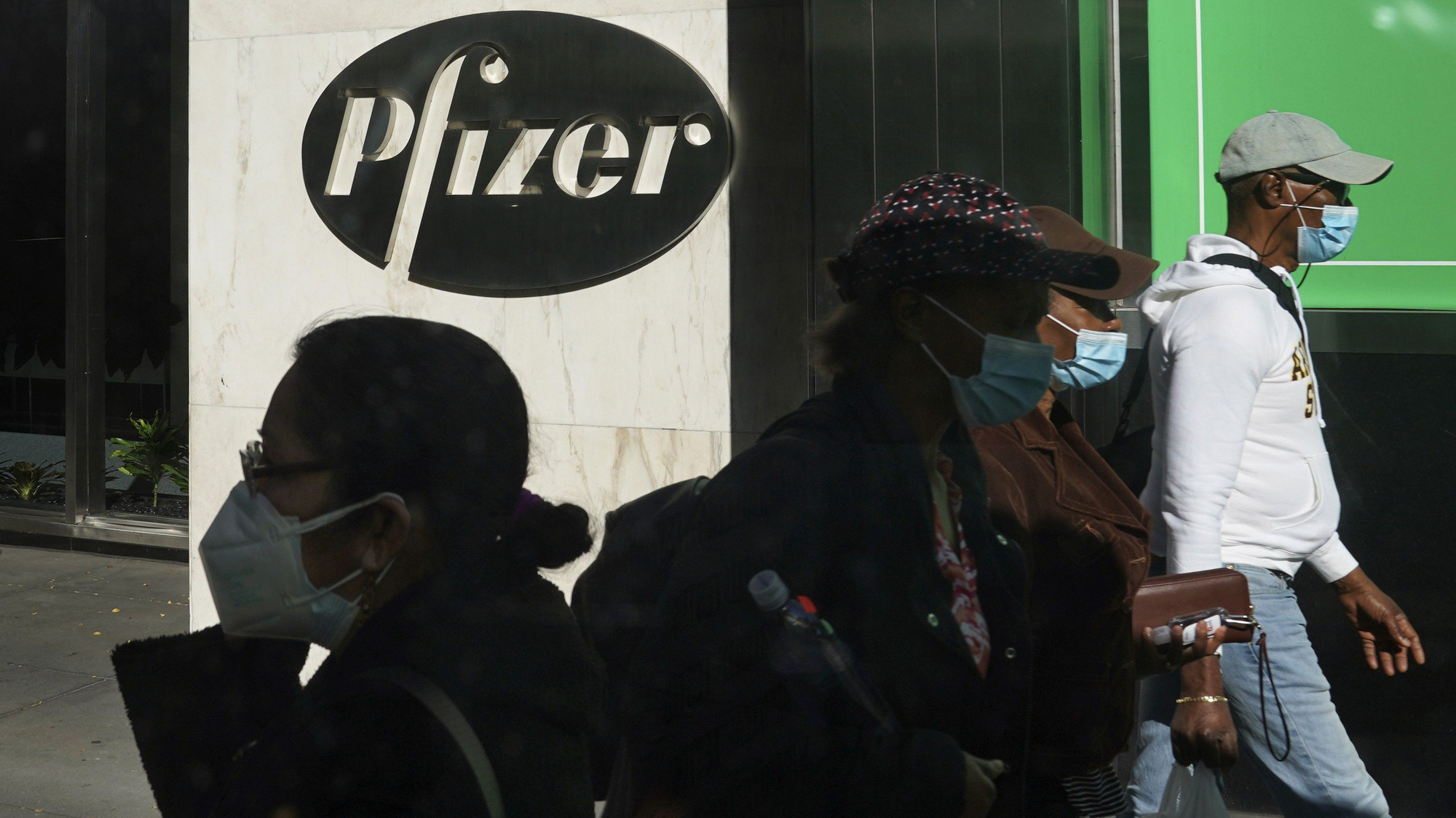 Singapore đã dự phòng hơn 1 tỷ Đôla Singapore (750 triệu USD) để mua vaccine Covid-19 - Ảnh: Getty Images