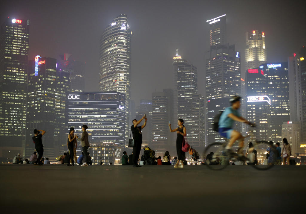 Singapore không thu thuế từ lợi nhuận vốn đầu tư và áp thuế thu nhập tối đa 22%, thấp hơn nhiều so với tại châu Âu và Mỹ - Ảnh: AP