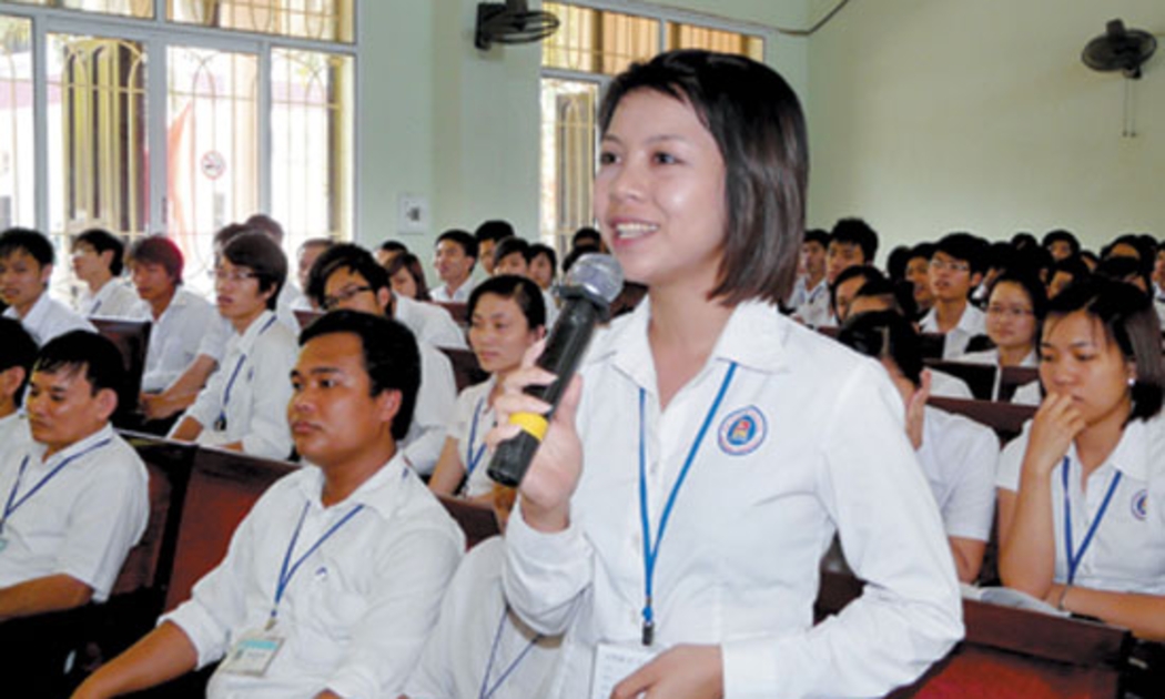 Cử tri là sinh viên Trường đại học hải Phòng phát biểu ý kiến tại cuộc tiếp xúc các ứng cử viên đại biểu Quốc hội khóa 13 - Ảnh: Trường Giang