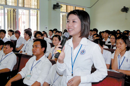 Cử tri là sinh viên Trường đại học hải Phòng phát biểu ý kiến tại cuộc tiếp xúc các ứng cử viên đại biểu Quốc hội khóa 13 - Ảnh: Trường Giang