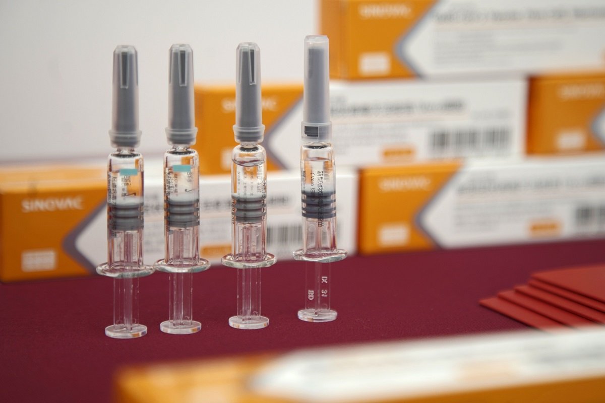 Vaccine Covid-19 vấp phải sự thiếu tin tưởng của người dân nhiều nước trên thế giới - Ảnh: Bloomberg