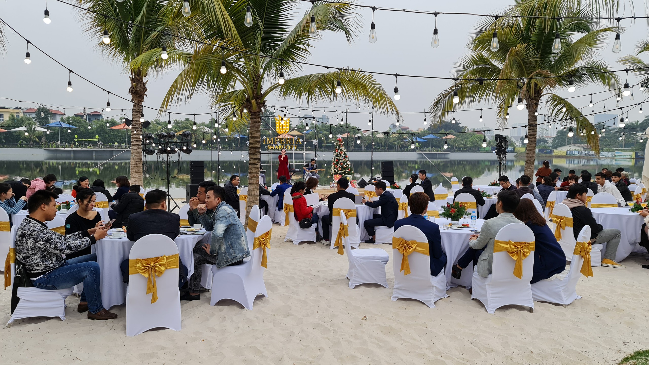 Sự kiện bán hàng dịp Noel diễn ra tại công viên trung tâm đối diện dự án Imperia Smart City.
