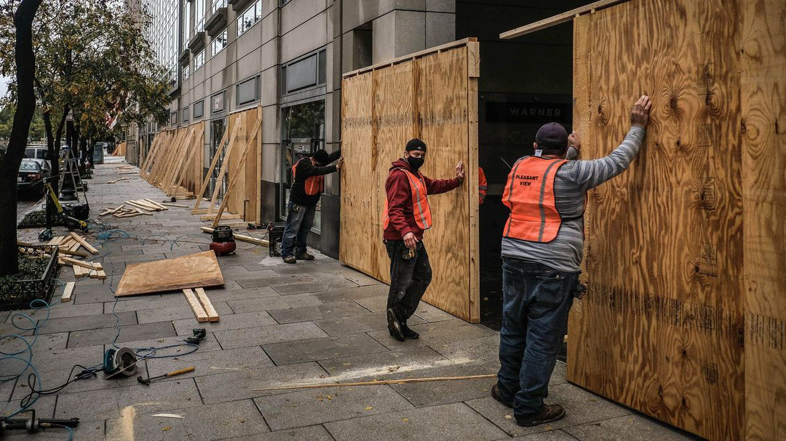 Nhiều cửa hàng tại Mỹ cũng gấp rút che chắn từ nhiều ngày trước cuộc bầu cử ngày 3/11 - Ảnh: WSJ.