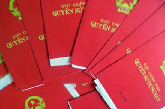 Người dân ở nhiều tỉnh không hài lòng với dịch vụ cấp giấy chứng nhận quyền sử dụng đất.